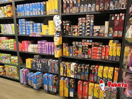 Игрушки Лего в розничном магазине Ракета