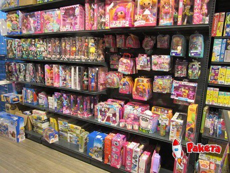 Куклы в розничном магазине Ракета