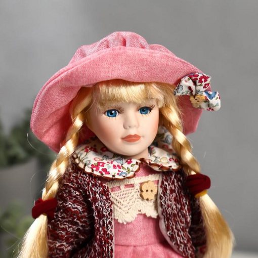 Фарфоровая кукла керамика Алёна в розовом платье и бордовом джемпере 30 см 4822706