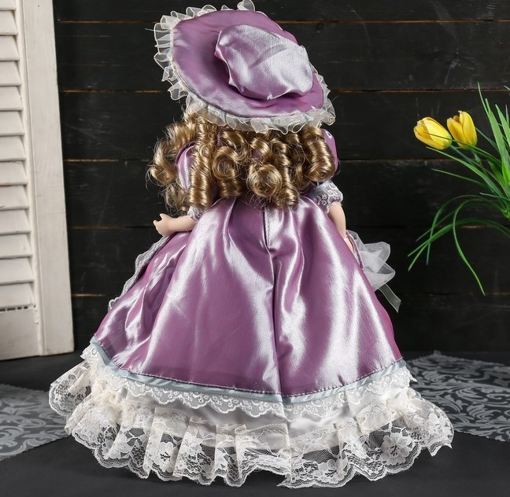 Фарфоровая кукла керамика Ангелина в сиренево-розовом платье, шляпе, с зонтом 35 см 4520520