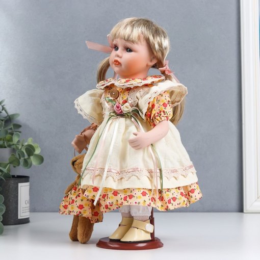Фарфоровая кукла керамика Иришка в персиковом платье с цветами и мишкой 30 см 6260927