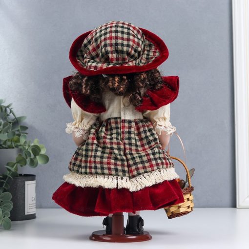 Фарфоровая кукла керамика Марина в бархатном платье в клетку и с корзиной 30 см 6260911
