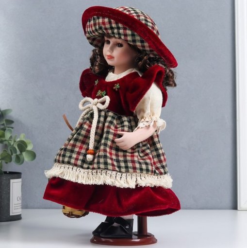Фарфоровая кукла керамика Марина в платье с бархатом в клетку, с корзиной 30 см 6260911