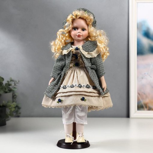 Фарфоровая кукла керамика Оля в бежевом платье и зелёном пальто 40 см 4822721