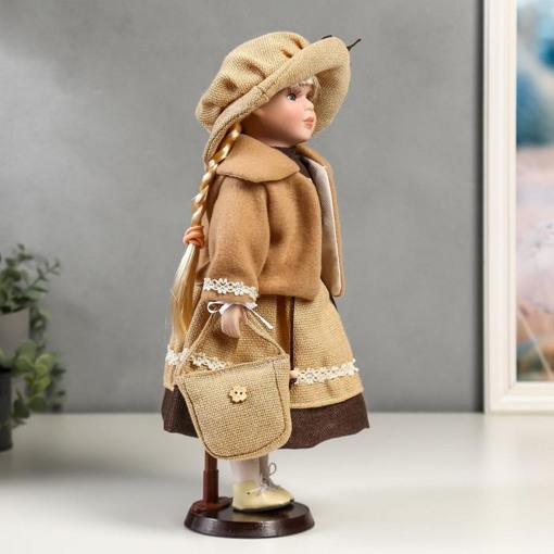 Фарфоровая кукла керамика Полина в бежевом платье и курточке, с сумочкой 40 см 4822728