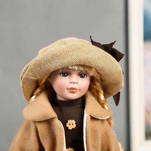 Фарфоровая кукла керамика Полина в бежевом платье и курточке, с сумочкой 40 см 4822728