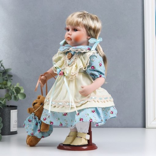 Фарфоровая кукла керамика Света в голубом платье с цветами и с мишкой 30 см 6260926