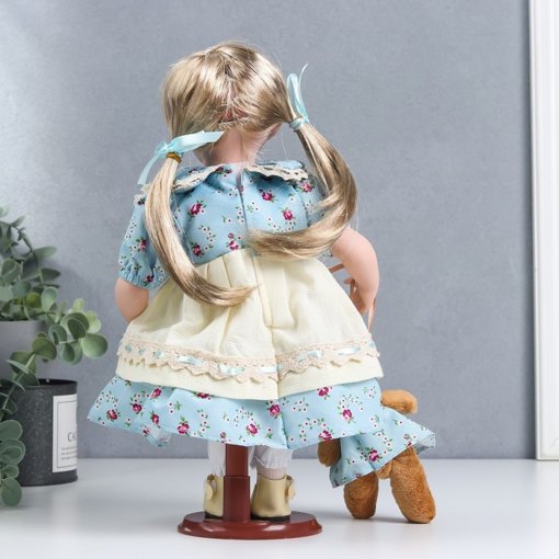 Фарфоровая кукла керамика Света в голубом платье с цветами и с мишкой 30 см 6260926
