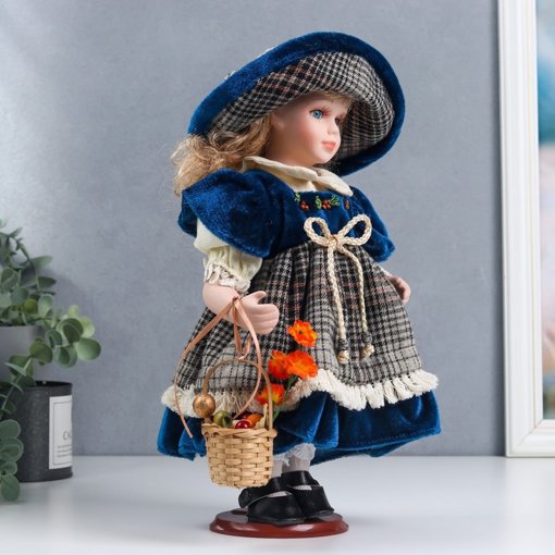 Фарфоровая кукла керамика Тася в платье с бархатом в клетку, с корзиной 30 см 6260921