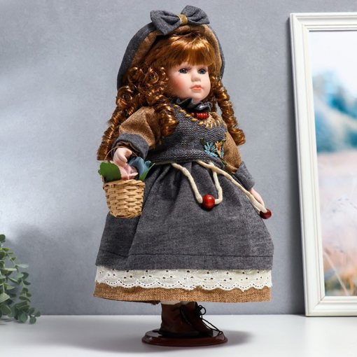 Фарфоровая кукла керамика Юлечка в серо-коричневом платье и в шляпке 40 см 4520525