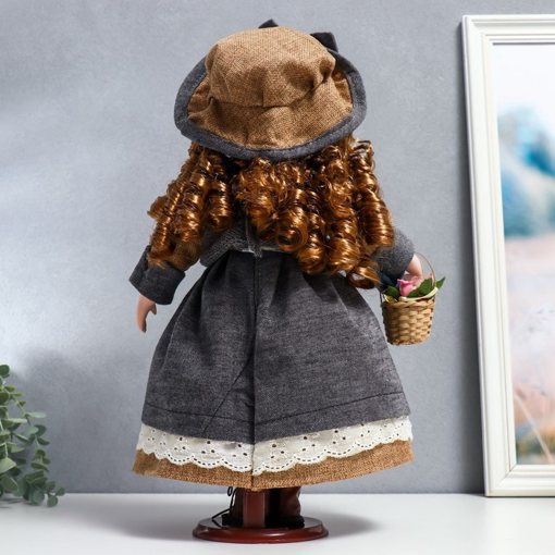 Фарфоровая кукла керамика Юлечка в серо-коричневом платье и в шляпке 40 см 4520525