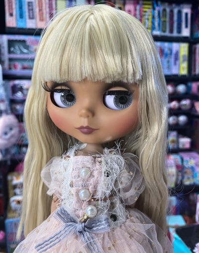 Кукла Блайз блондинка нежно-розовом платье