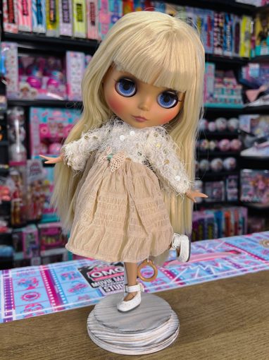 Кукла Блайз блондинка в бежевом платье
