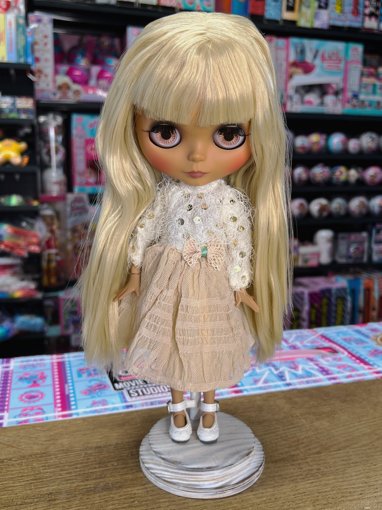 Кукла Блайз блондинка в бежевом платье