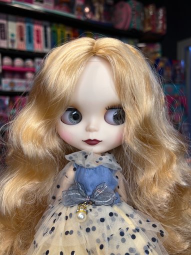 Кукла Блайз блондинка в голубо-бежевом платье