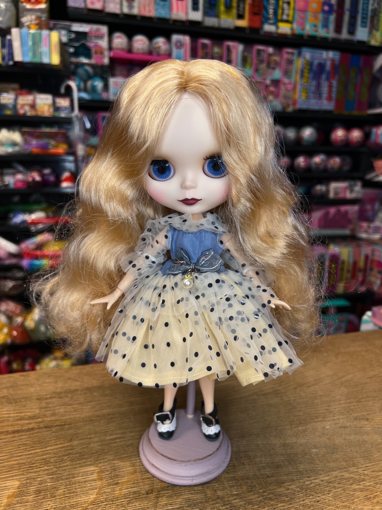 Кукла Блайз блондинка в голубо-бежевом платье