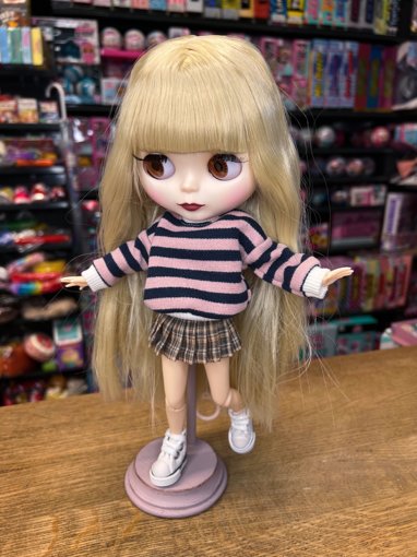 Кукла Блайз блондинка в полосатой кофте и юбке