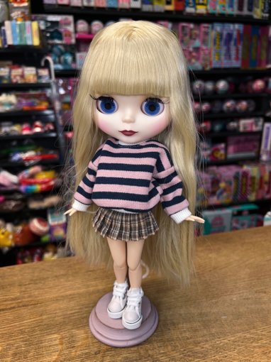 Кукла Блайз блондинка в полосатой кофте и юбке