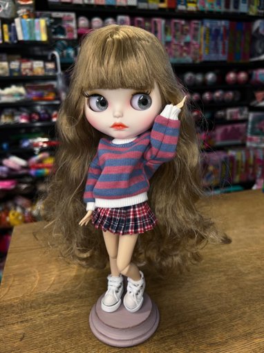 Кукла Блайз русая в полосатой кофте и юбке
