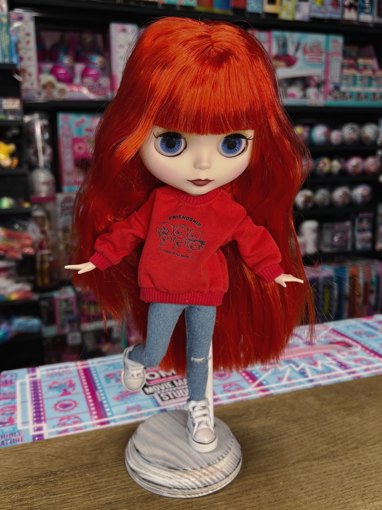 Кукла Блайз рыжая в кофте и джинсах