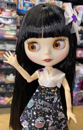 Кукла Блайз с черными волосами в платье с надписями
