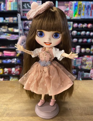 Кукла Блайз с зубками с каштановыми волосами в платье