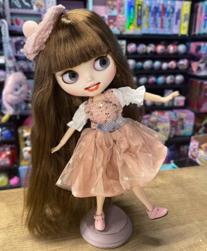 Кукла Блайз с зубками с каштановыми волосами в платье