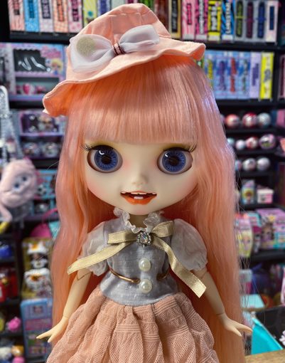Кукла Блайз с зубками с розовыми волосами в платье