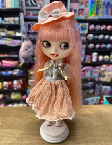 Кукла Блайз с зубками с розовыми волосами в платье