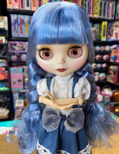 Кукла Блайз с косичками в платье