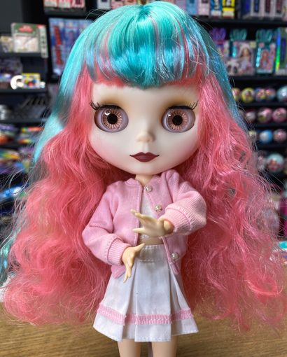 Кукла Блайз с розово-бирюзовыми волосами в топе и юбке