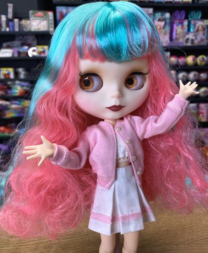Кукла Блайз с розово-бирюзовыми волосами в топе и юбке