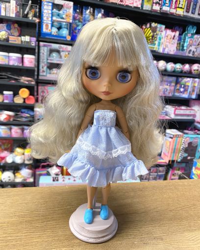 Кукла Блайз смуглая в голубом платье - фото