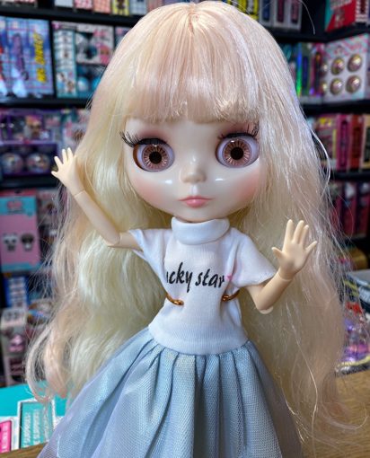 Кукла Блайз со светлыми волосами в бело-голубом платье
