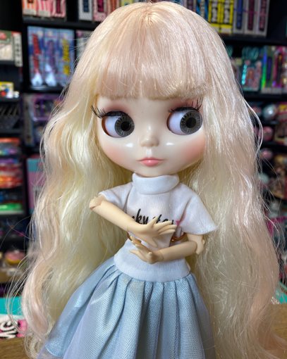 Кукла Блайз со светлыми волосами в бело-голубом платье