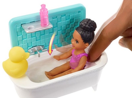 Набор кукла Барби Няня Скиппер шатенка с малышкой и ванной FXH06