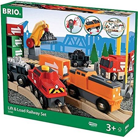Железная дорога с подъемниками переездами грузами и поездом Brio 33165